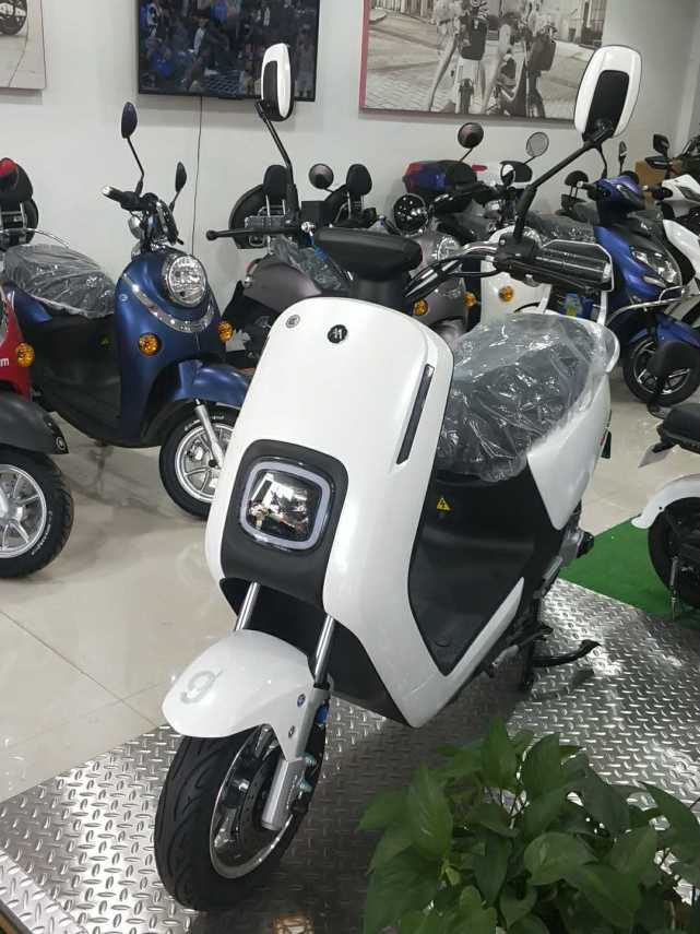 爱玛N300电动车配800W博世电机,22升坐桶空间喜欢吗?