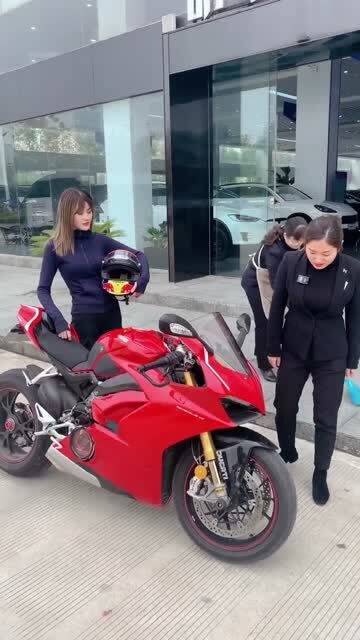没文化真可怕,小姐姐拿摩托车换跑车,让销售姐姐一脸懵